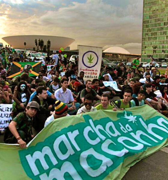 People marching for cannabis legalization, known colloquially as "mahonca" in Brazil.